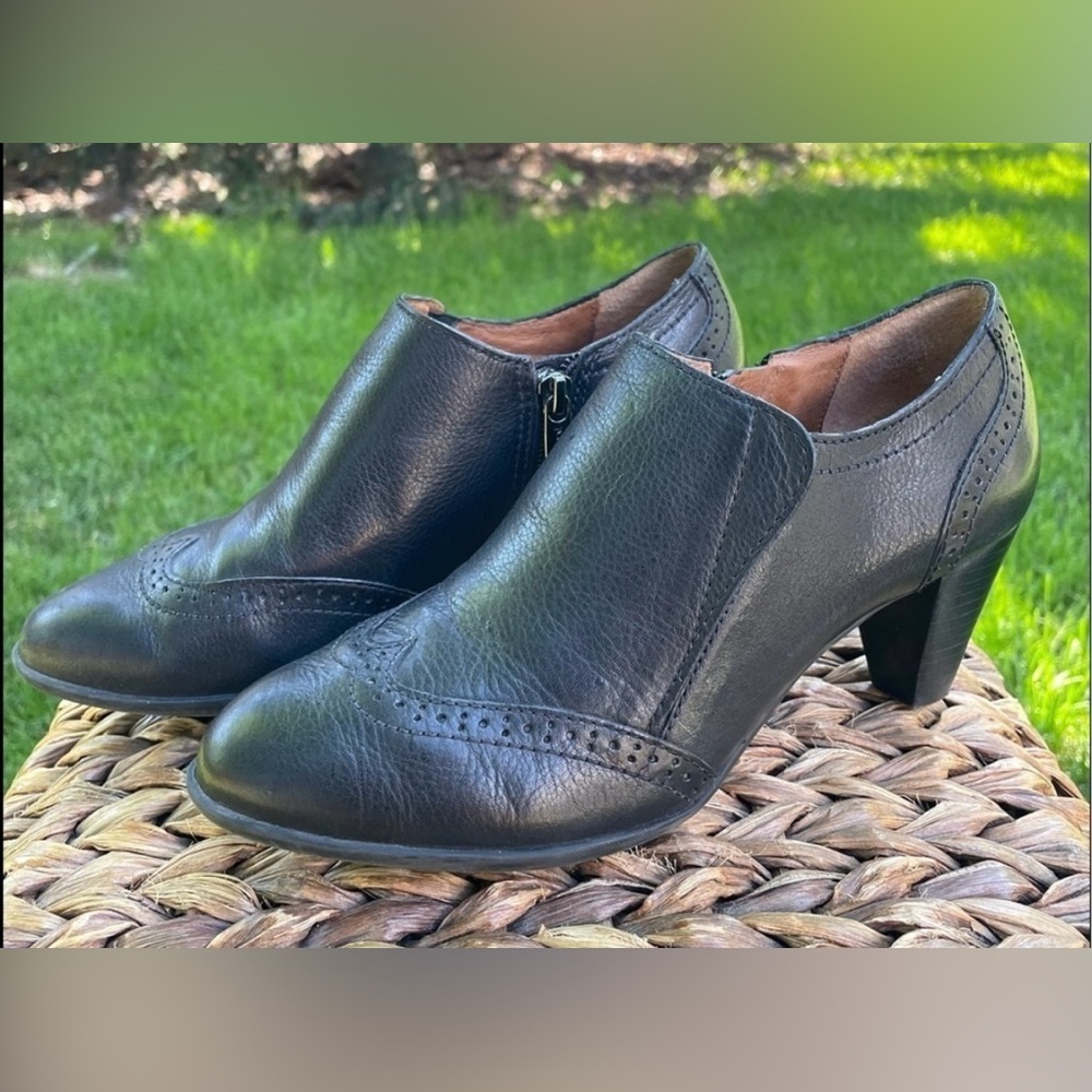 NURTURE Haddie Black Leather Wingtip Pointed Toe 2.5” Heel Shoe Booties Size 7.5